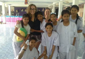 Volunteers with school kids in Thailand