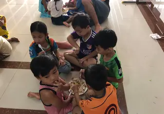 Regularly, each children eat in a common plate. This helps to monitor easily the group