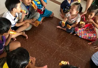 Each children were handed some treats between two lessons. They all enjoy being together