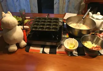 I mentioned home-made takkoyaki? Here we're preparing for that.