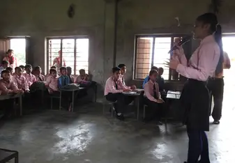 School stundet speaking in English
