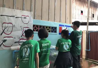 We are coloring the walls of the kindergarten