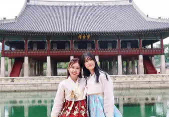 I was able to rent out the Korean Traditional dress and tour around "Gyeongbokgung," a historical palace where kings and royals use to live. 