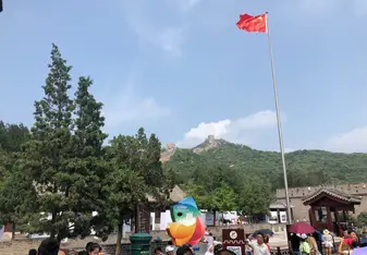 Chinese flag near entrence to great wall