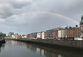 On a rainy day, we were walking back from class when a rainbow appeared over the Liffey. Even on a rainy day, this city shows its beauty.