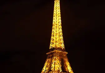Picture of the Eiffel Tower shinning at night time during a Paris Fieldtrip