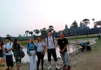 Angkor wat sunrise excursion 