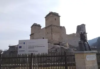 This is a recent picture of Diósgyőr Vár (Diósgyőr Castle), located in Miskolc (the city that I'm teaching in. 