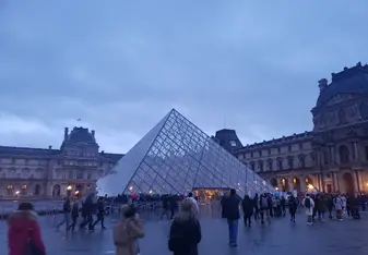 Outside the museé du Louvre at 9 am.