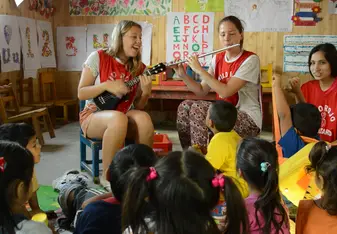 A music lesson in La Esperanza