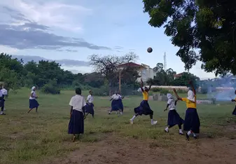 Teaching the girls of the Netballteam.