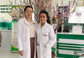take a photo with the clinic director 