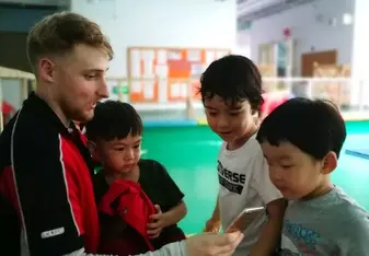 Teaching the Chinese kids about my country 