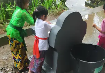These are the children at the school 