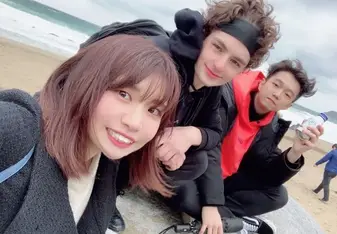 Nanami poses with interns on a beach