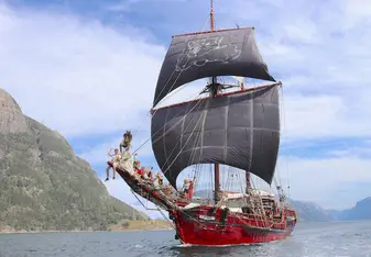 Atyla ship sailing