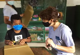 An international volunteer teaching art