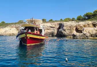 Short break for costumers to swim into the underwater cave