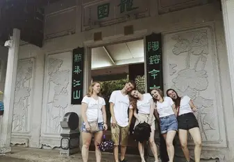 Lena Vivi in China with exchange friends