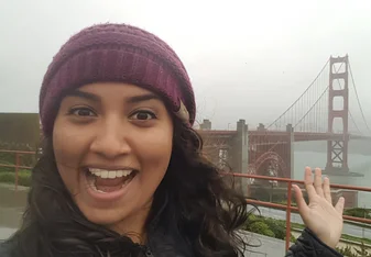 Kithmi Pathirana in front of golden gate bridge in San Francisco, California