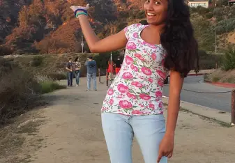 Kithmi Pathirana in front of the hollywood sign in Los Angeles, California
