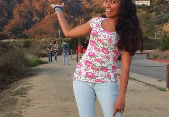 Kithmi Pathirana in front of the hollywood sign in Los Angeles, California