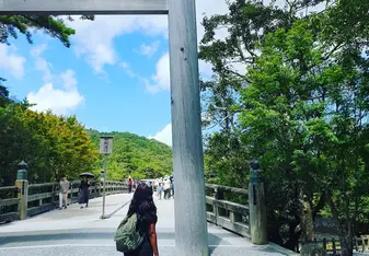 Lungile Xulu under a giant shrine entryway in Japan