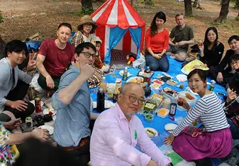 A picnic lunch in the park with your co-workers is common in Japan
