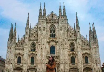 Student poses in front of Duomo