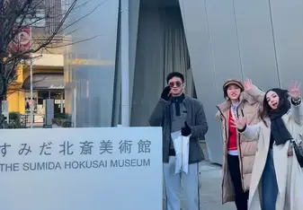 Image of interns waving in Japan