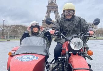 EF students exploring Paris in the rain
