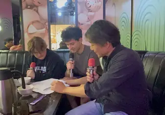 Xú Zhìchéng with students