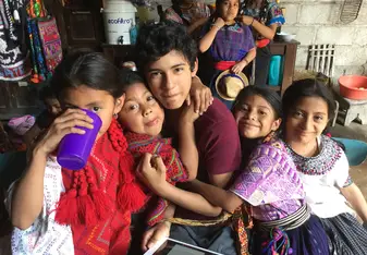 Volunteers and niños