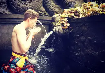 Hindu purification ritual at Holy Spring Tempel
