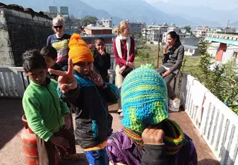 Volunteer and children in Nepal