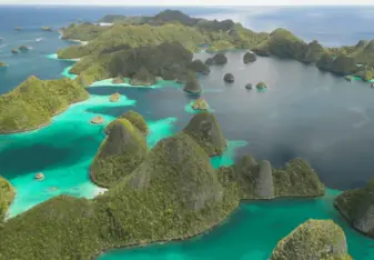 Passage through Raja Ampat
