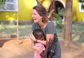 Volunteer with a disadvantaged child in Kenya
