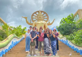 Ilana Gordon from Global Leadership Adventures with students in Thailand