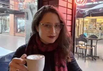 Cassia Scarinci at a cafe