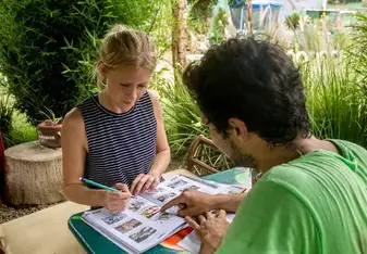 Students learning Spanish with native-speaking teachers in the heart of Antigua Guatemala. Personalized Spanish lessons help travelers, volunteers, and digital nomads build confidence and fluency.