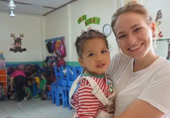 Volunteer in Costa Rica Working with Children