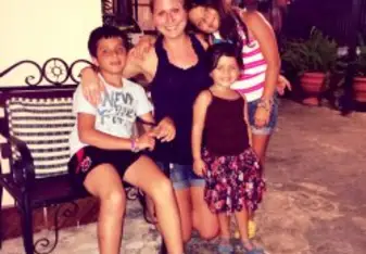 Kristen and the children of her host family in Costa Rica
