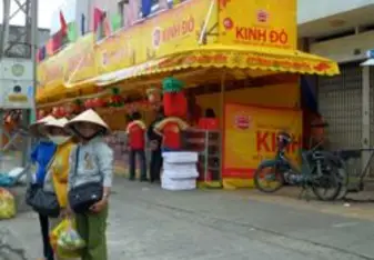Vietnamese women waiting for the bus