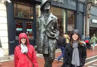 two girls in front of dublin statue