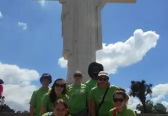 The Amizade group in front of Cristo de la Concordia.