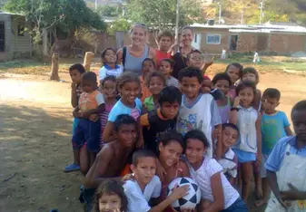 Volunteer in Colombia with children