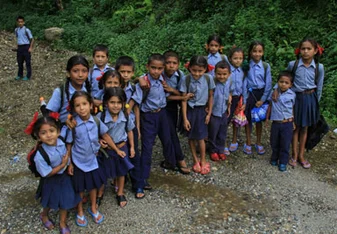 volunteer in Nepal with kids
