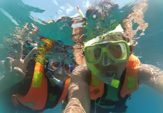 Snorkelling while hunting for turtles (for photos of course!)
