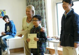 a junior student receives his Oxford International Study Centre certificate . 