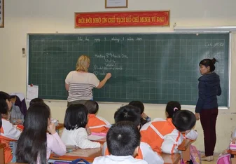 International volunteer teaching English in Hanoi